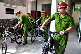 Công an đạp xe đạp đuổi bắt kẻ cướp trên phố vào giờ cao điểm